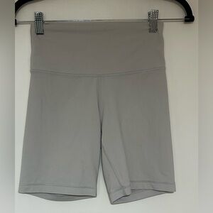 Aritzia TNA Light Gray Biker Athletic Shorts Size Small